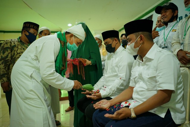 Alim ulama tepung tawari paslon Bobby-Aulia. (Ist)