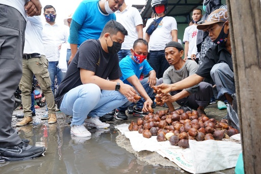 Bobby Nasution berbincang dengan pedagang salak di pasar Mandala By Pass. (Ist)