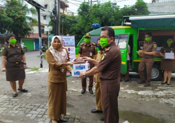 Sumanggar Siagian sosialisasi pencegahan Covid-19 dan membagikan masker di Kelurahan. (mimbar/ist)