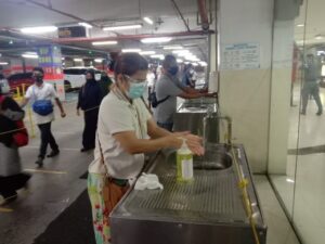 Salah seorang pengunjung pusat perbelanjaan mencuci tangan di areal pintu masuk. (mimbar/dody ferdy) 