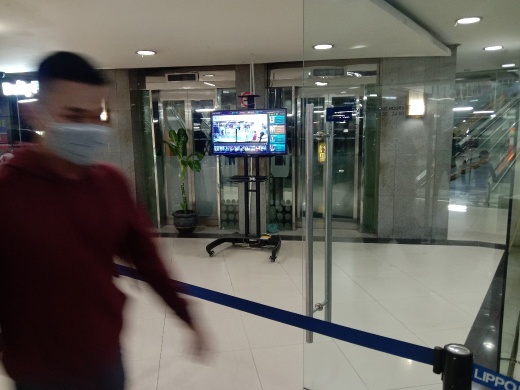 Layar monitor pengecek suhu tubuh pengunjung terpasang di areal pintu masuk pusat perbelanjaan. (mimbar/dody ferdy)