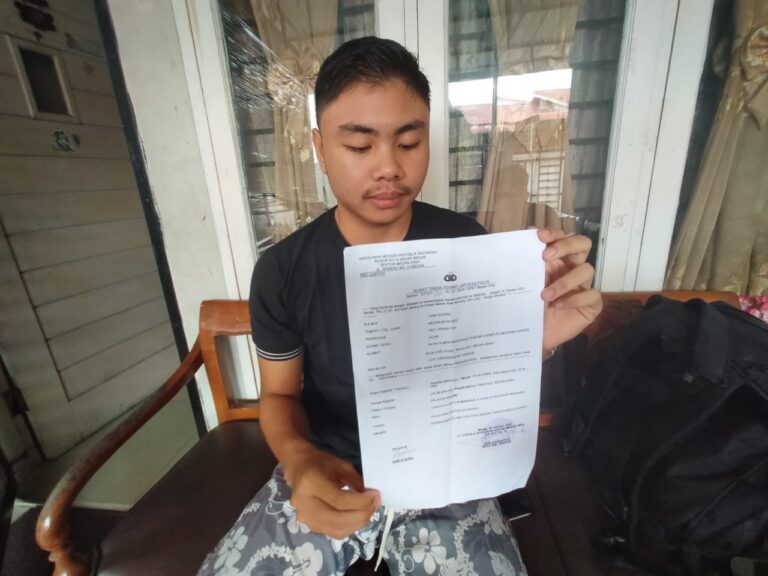 Azmi Syahril perlihatkan surat tanda bukti laporan ke Polsek Medan Area. (Ist)