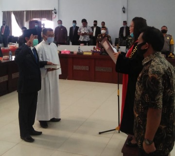 Sidang Paripurna DPRD Samosir, pengambilan sumpah Wakil Ketua DPRD. (Robin)