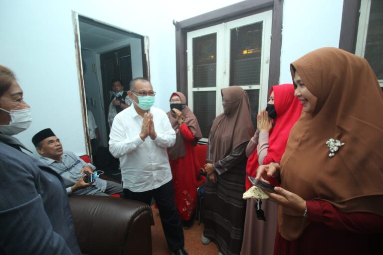 Calon Wali Kota Medan Akhyar Nasution menerima kunjungan silaturahim dari Relawan Ababil di Rumah Pemenangan Aman. (ist)