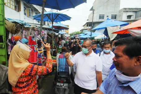 Akhyar Nasution blusukan bersama relawan Kompas Aman di Pasar Bersama, Jalan Mandala by Pass Medan. (Ist)