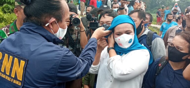 Irjen Pol Arman Depari memakaikan masker pada warga sebagai upaya menghindari Covid-19. (mimbar/dody ferdy)