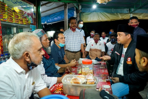 Bobby Nasution diskusi dengan warga dari Komunitas India Muslim di Jalan Taruma, Medan Petisah. (Ist)