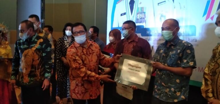 Pemimpin Umum Koran Mimbar Umum Ngatirin menerima Awarding Night SPS Sumut di Dyandra Santika Hotel. (Mimbar/Jepri Zebua)