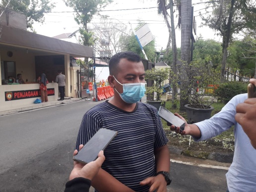 Toni saat diwawancarai di Polrestabes Medan terkait penyebaran video hoaks. (mimbar/dody ferdy)