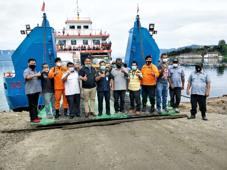 Management KMP Tao Toba I dan II, Marisi Sitanggang dari management PT Gunung Hijau Megah bersama Koordinator Satuan Pelabuhan Ajibata dan crew KMP Tao Toba. (Ist)