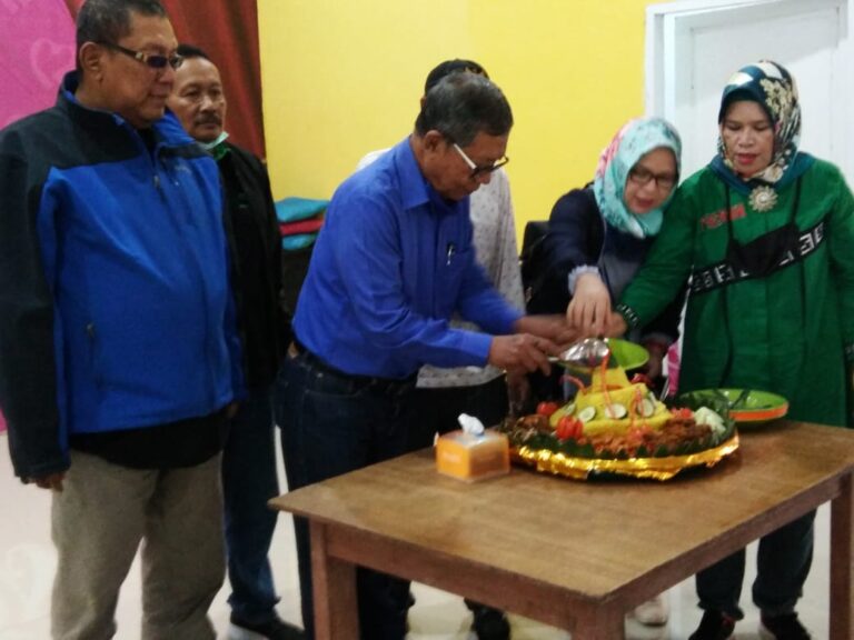 Pemred Mimbar Umum Jalaluddin memotong tumpeng pada Silaturrahmi 75 Tahun Mimbar Umum. (mimbar/zulfikar)