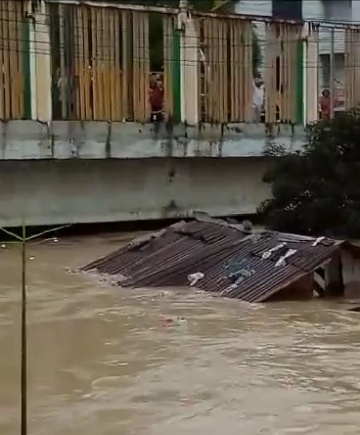 Rumah hanyut terbawa arus sungai di kawasan Sunggal. (Ist)