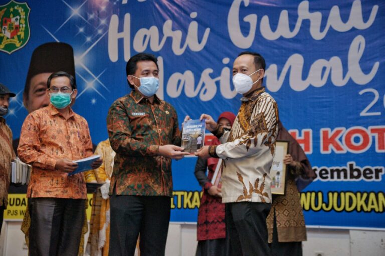 Pjs Wali Kota dan Kadis Pendidikan Ajak Guru Kuasai Teknologi