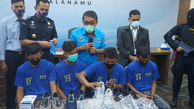 Brigjen Pol Atrial hadirkan empat kurir narkotika dengan membawa 2 kilogram sabu tujuan Solo, Jawa Tengah. (Ist)