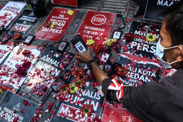 Aksi Terus Berlanjut, Wartawan Tabur Bunga di Depan Kantor Wali Kota Medan