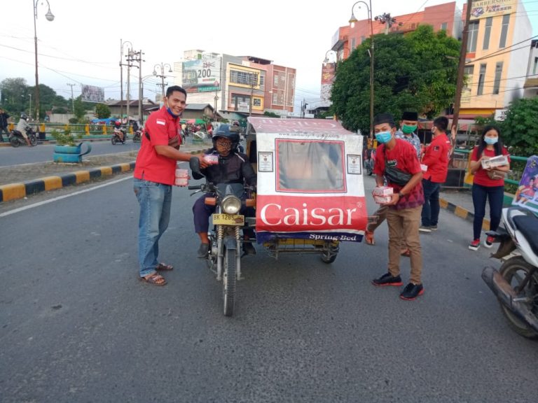 PBB Titikuning-RM Miftahul Huda Bagikan Takjil dan Masker