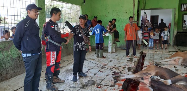 Diskominfo Galus Bagikan Daging Sapi untuk Wartawan dan LSM