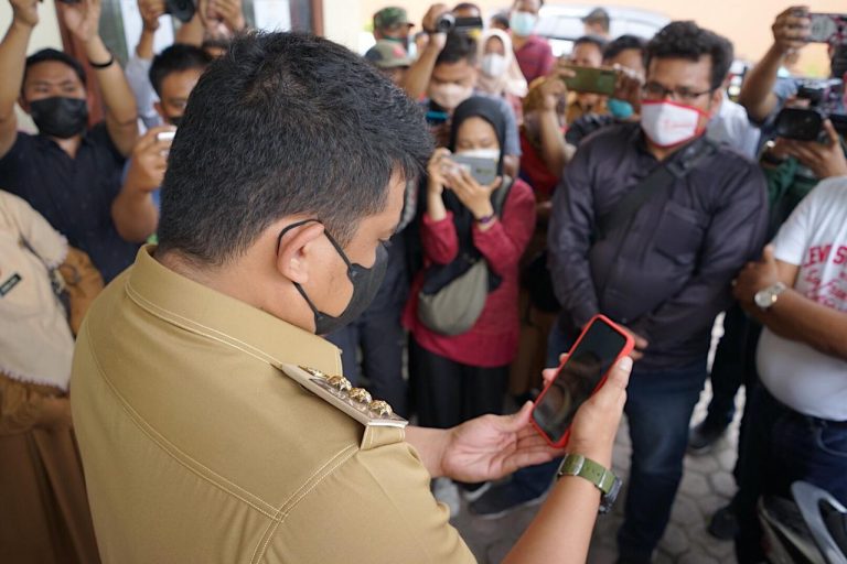 Bobby Nasution Terima Video Call Warga yang Adukan Pungli, Kepling Dipecat