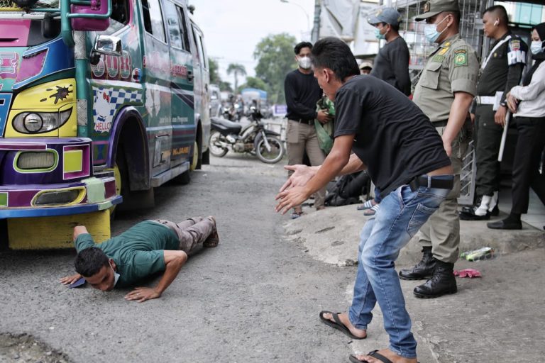 Petugas Memperpanjang Penyekatan Kendaraan, Penumpang Sembunyi