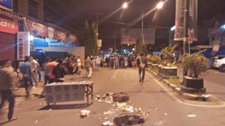 Keberatan Pemakaman Covid-19, Warga Blokir Jalan Lintas Nasional