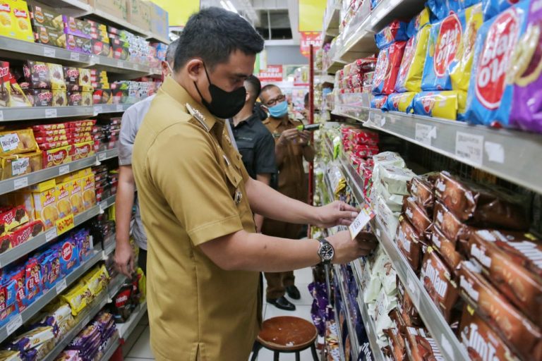 Wali Kota Tinjau Penerapan Prokes dan Makanan Kedaluwarsa di Pusat Belanja
