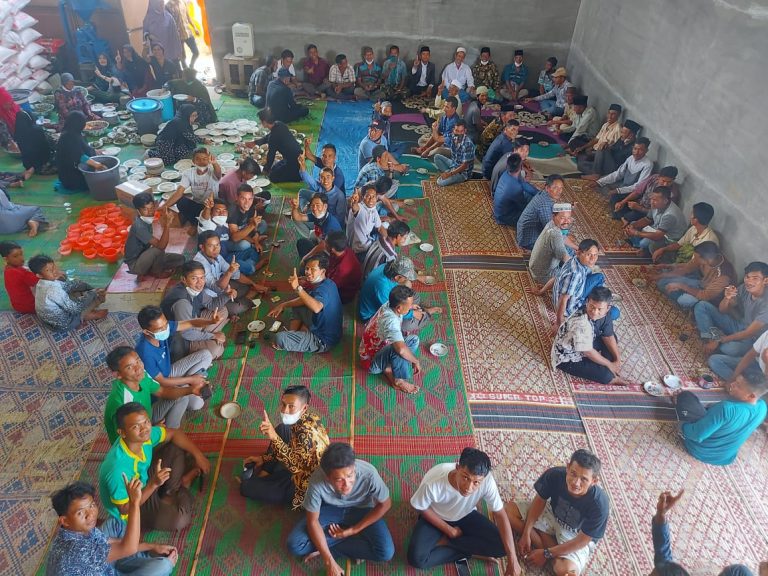 Warga Ulon Tanoh Padati Rumah Suhardiansyah