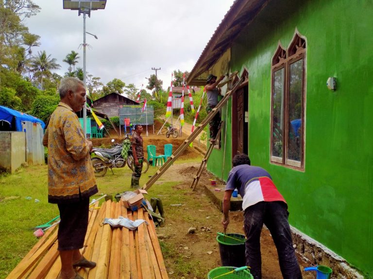 Masyarakat dengan TNI AD Gotong Royong Cat Mushola