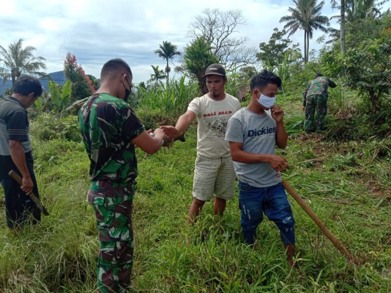 Menghindari Covid-19, Satgas TMMD Bagikan Masker ke Warga