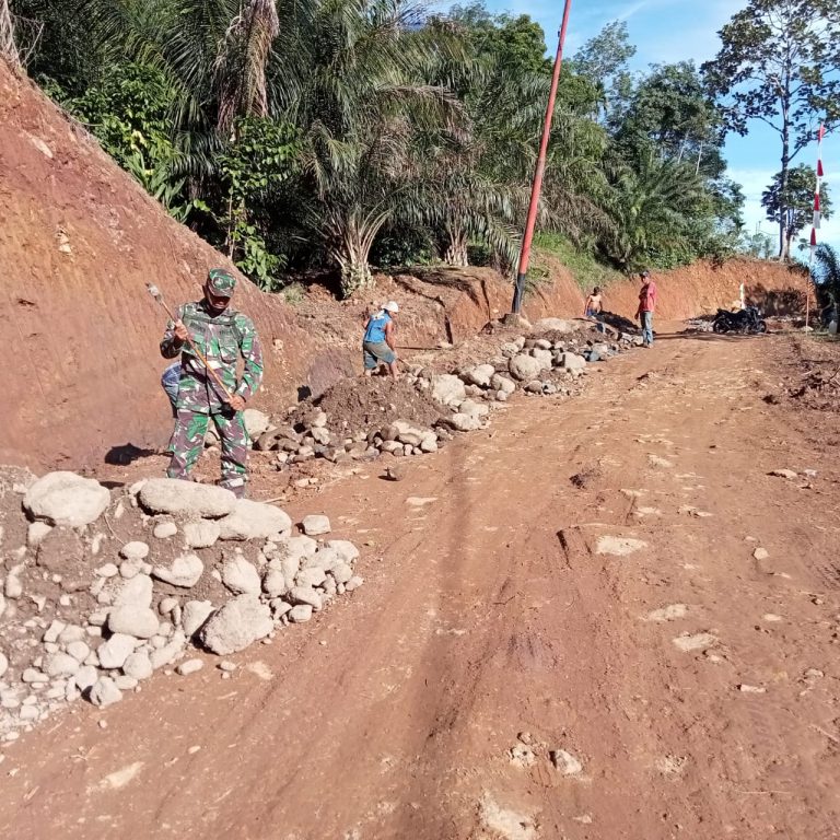 Satgas TMMD Pecahkan Batu Agar Jalan Tidak Berlumpur