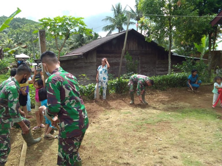 Warga Desa Siohum Bersama TNI Pantang Menyerah Jalani Program TMMD