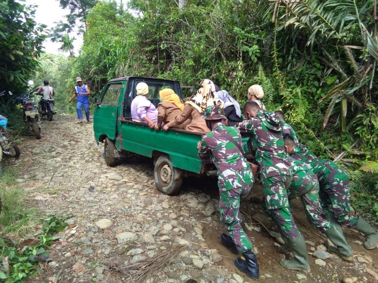 Warga Bersama Satgas TMMD Ke-111 Bantu Dorong Mobil Amblas