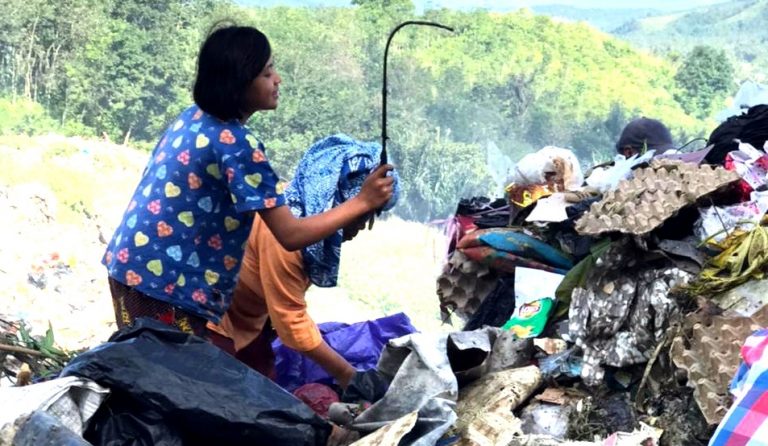 Bocah Pemulung di Batu Bola Bercita-cita Ingin Jadi Dokter