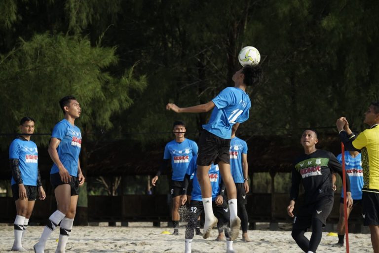 Pemain PSMS Latihan Fisik di Pantai Sri Mersing