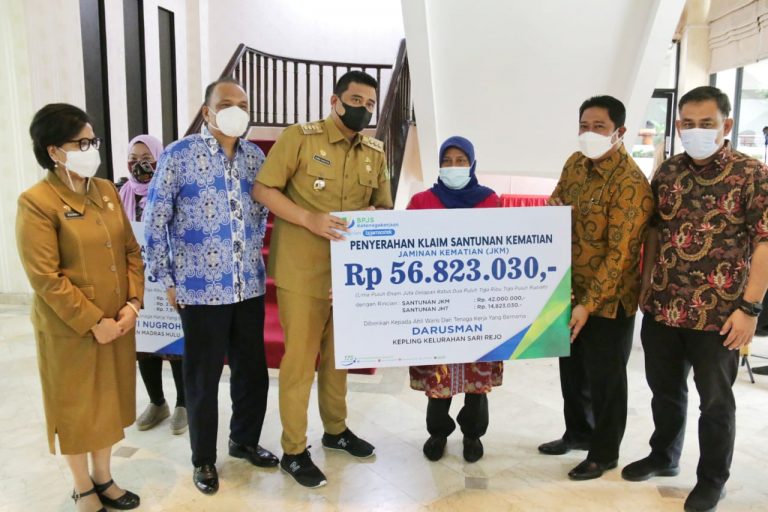 Wali Kota Serahkan Santunan, BPJS Diminta Cover Pekerja di Medan