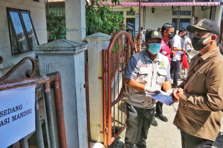 Bobby Salurkan Sembako Kepada Warga Yang Jalani Isoman