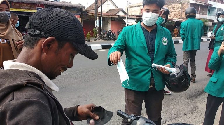 Mahasiswa dan Polsek Medan Timur Bagi-bagikan Masker 