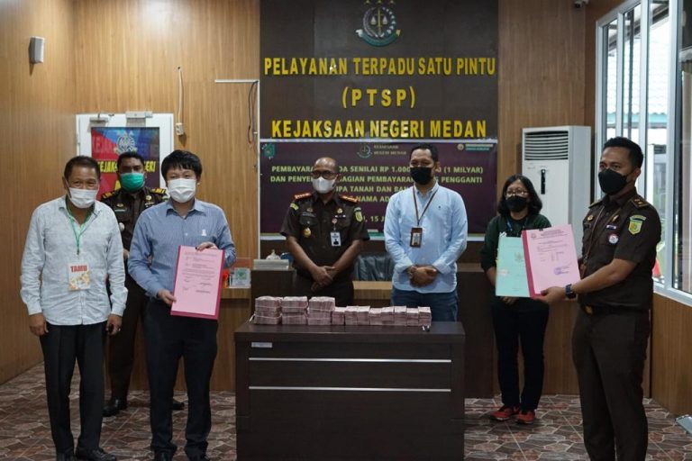 Adelin Lis Serahkan Sertifikat dan Uang Rp 1 Miliar ke Kejari Medan