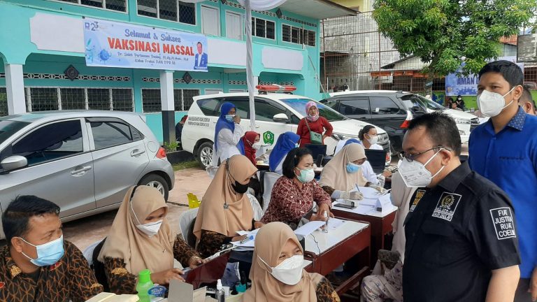 Saleh Partaonan Turun, Tinjau Vaksinasi Massal