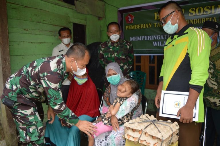 Letkol Inf Rooy Chandra Sihombing Bantu Penderita Tumor di  Madina