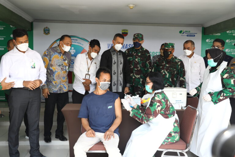 Wakil Gubernur (Wagub) Sumatera Utara (Sumut) Musa Rajekshah meninjau vaksinasi massal yang digelar BPJamsostek bekerja sama dengan Kodim 0201/Medan di Lapangan Benteng, Jalan Pengadilan, Medan, Rabu (13/10). (ist)