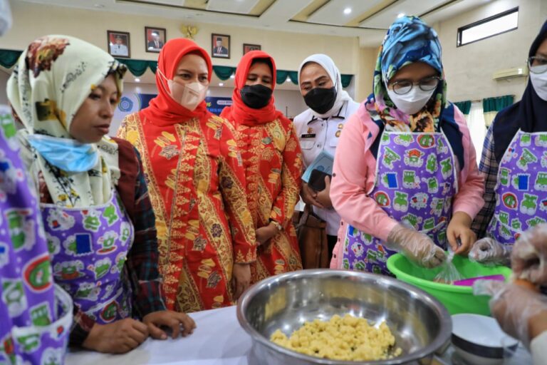 Tingkat Ekonomi Keluarga, TP PKK Kota Medan Gelar Pelatihan Pembuatan Kue