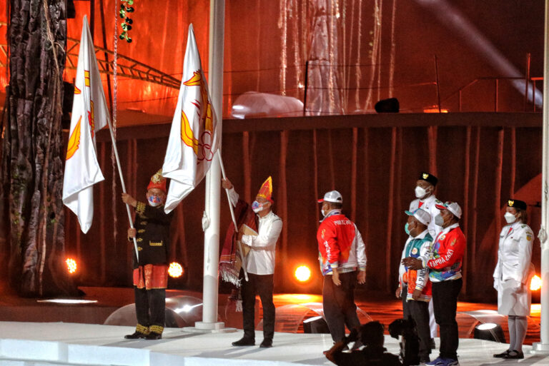 Gubernur Edy Rahmayadi Terima Bendera Tuan Rumah PON 2024