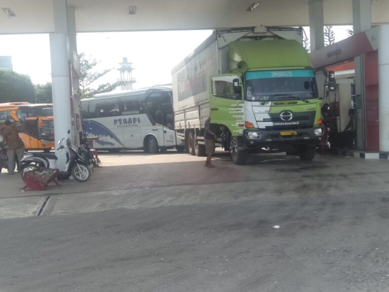 Kapal Tanker Merapat, Pasokan BBM ke SPBU Aman?