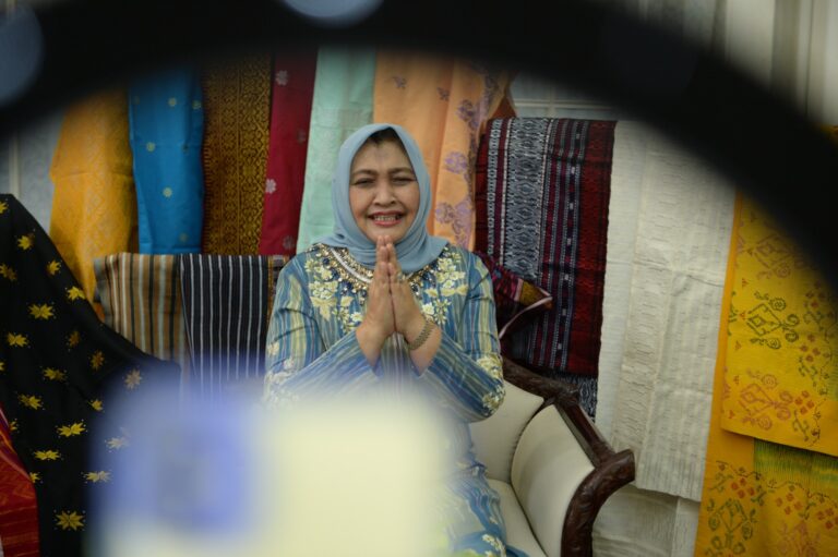 Nawal Ajak Masyarakat Ramai-ramai Beli Produk Kerajinan