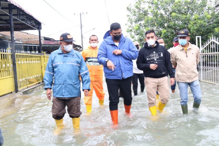 Tinjau Banjir di Jalan Pertahanan, Bobby Nasution: Segera Atasi, Masyarakat Jangan Kebanjiran Lagi