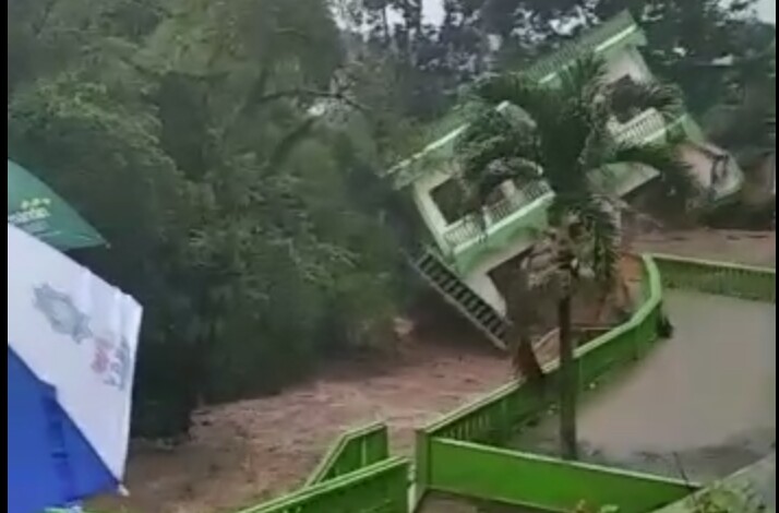 Hujan Deras Rumah Kontrakan Dua Lantai Ambruk Diterjang Banjir