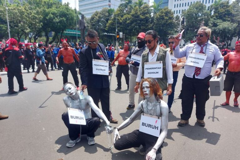 Buruh Gelar Aksi Teatrikal Manusia Silver