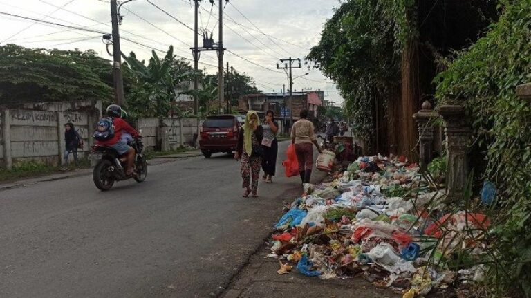 Pasca Diserahkan ke Kecamatan, Sampah Masih Berserakan di Pemukiman Warga  