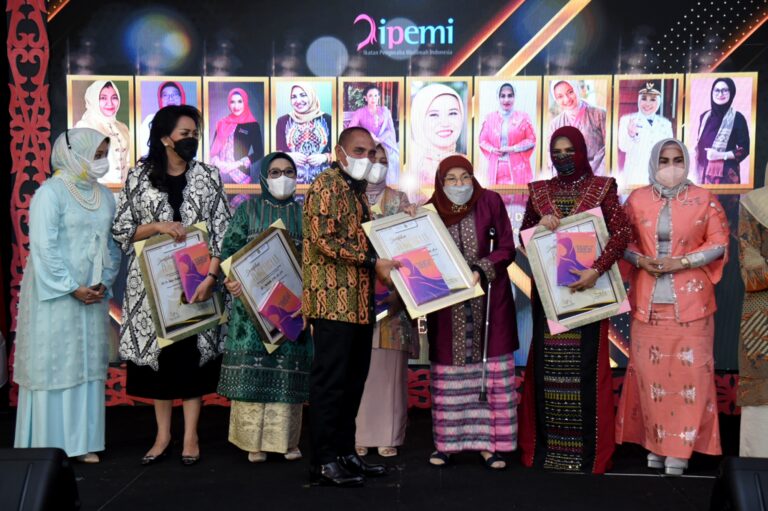 Nawal Lubis dapat Apresiasi IPEMI