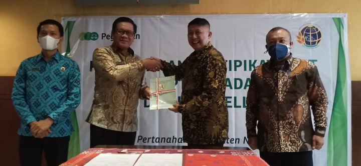 BPN Sumut Serahkan Sertifikat HGB Pegadaian di Pulau Tello